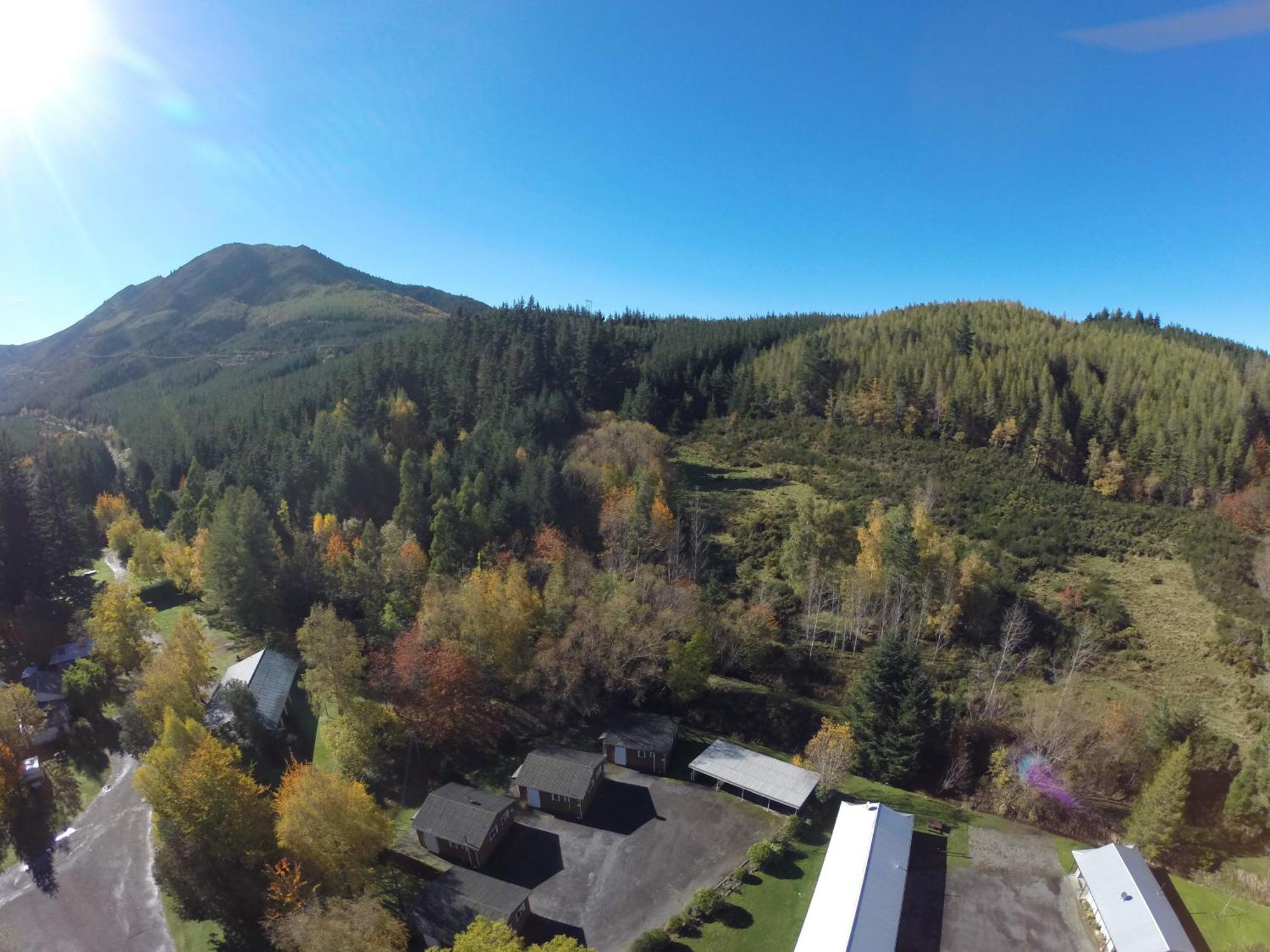 Alpine Adventure Holiday Park แฮนเมอร์สปริงส์ ภายนอก รูปภาพ